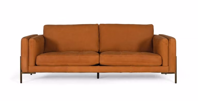 Sofá de 3 plazas Giner y Colomer tapizado en piel de color marrón y naranja con patas de madera y metal y cojines incluidos