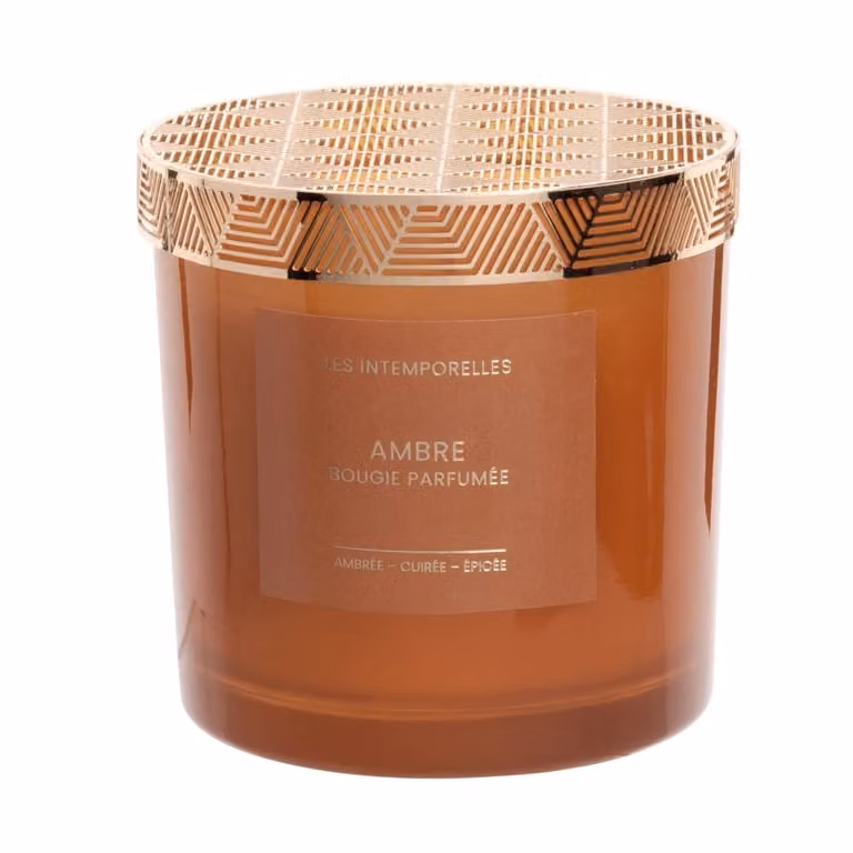 Vela perfumada Ámbar de Maisons du Monde con diseño oriental en vidrio marrón y tapa de metal dorado