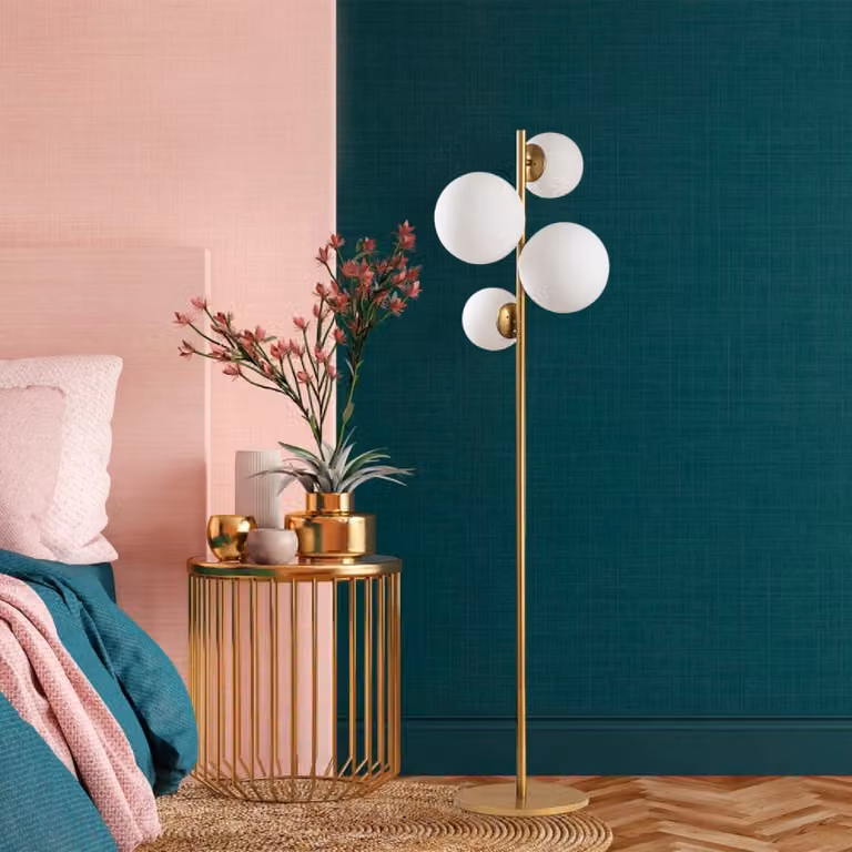 Lámpara de pie vintage Candice de Concept-Usine en color dorado con 4 difusores de cristal para salón, dormitorio u oficina