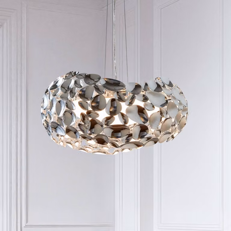 Lámpara colgante LED Narisa de Schuller en color cromo y plata para salón o comedor