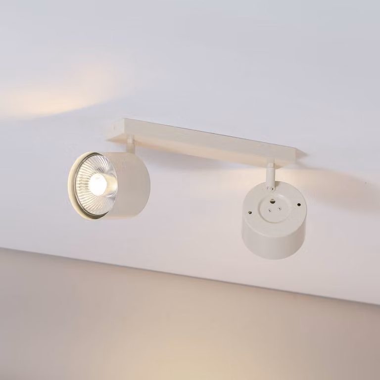 Downlight Chloe de Argon, plafón de techo redondo en color beige con 2 luces orientables y regulables para salón o comedor, acabado en metal