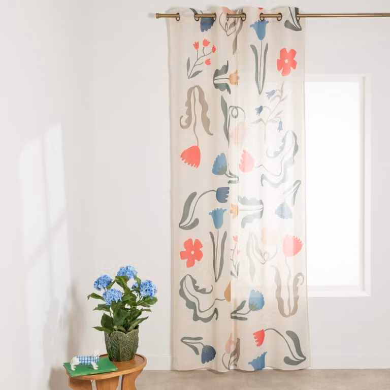 Cortina de poliéster reciclado con diseño floral de Maison du Monde, An/Al: 140 x 250 cm, multicolor y beige