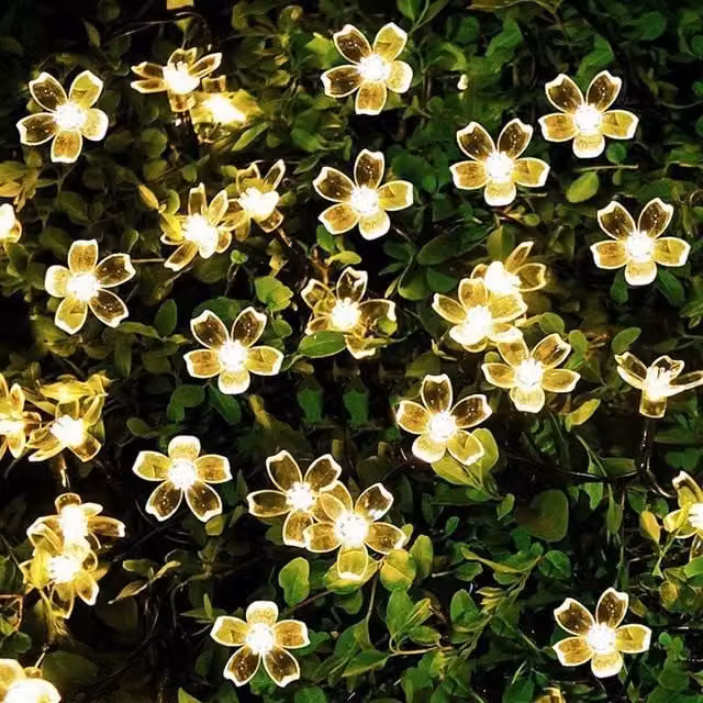 Guirnalda de luces LED solares Elle con 30 flores en color blanco cálido para decoración de Navidad