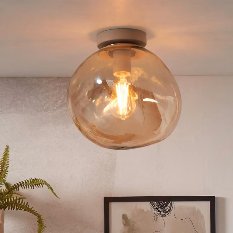 Lámpara de techo Helsinki de IT´S ABOUT ROMI en color beige y ámbar con acabado de vidrio y metal, atenuable y de estilo moderno para pasillos