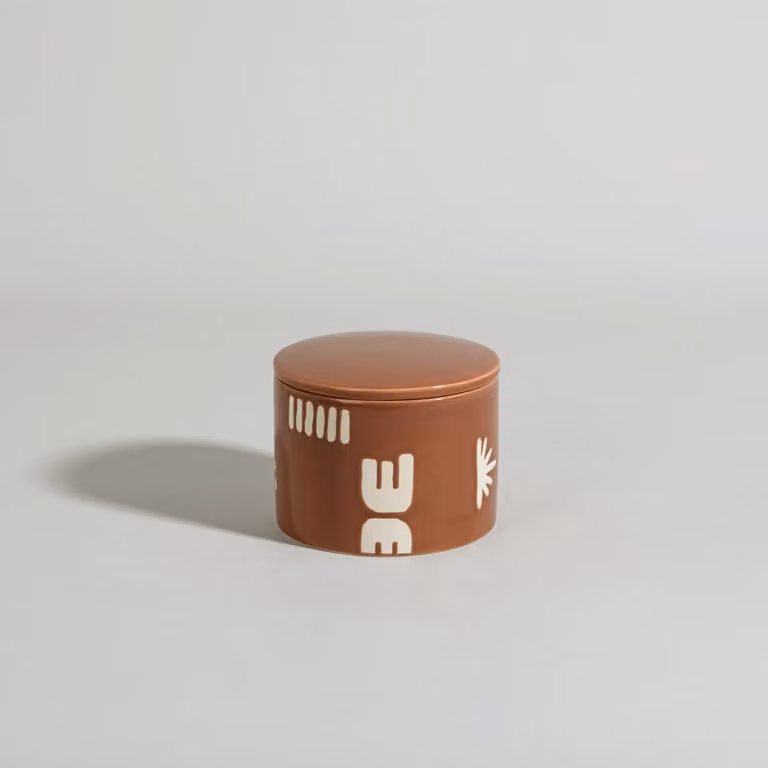 Vela perfumada de mesa Maisons du Monde en cerámica marrón con aroma amaderado y tapa