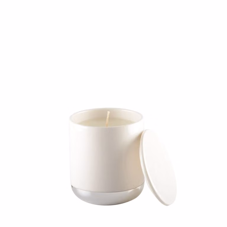 Vela de columna moderna Aulica de cerámica blanca con base plateada y forma cuadrada para mesa