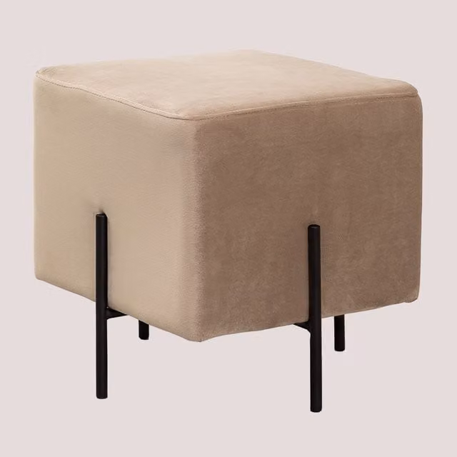 Taburete bajo Sam de Sklum en terciopelo beige con estructura de metal vintage An/P/Al: 44 x 44 x 45 cm