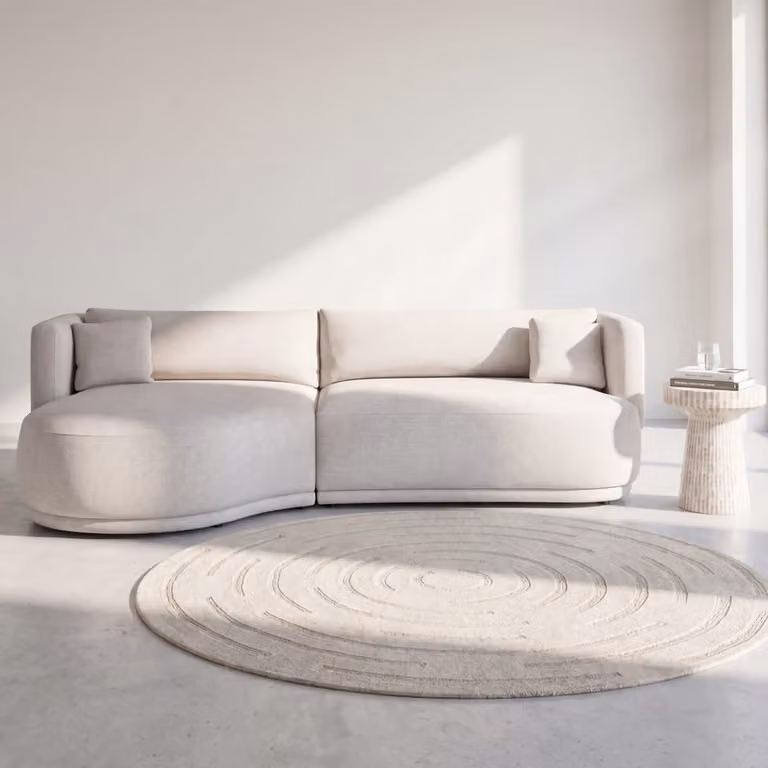 Sofá de 3 o 4 plazas con chaise longue izquierdo de Maison du Monde en tela color arena y diseño moderno