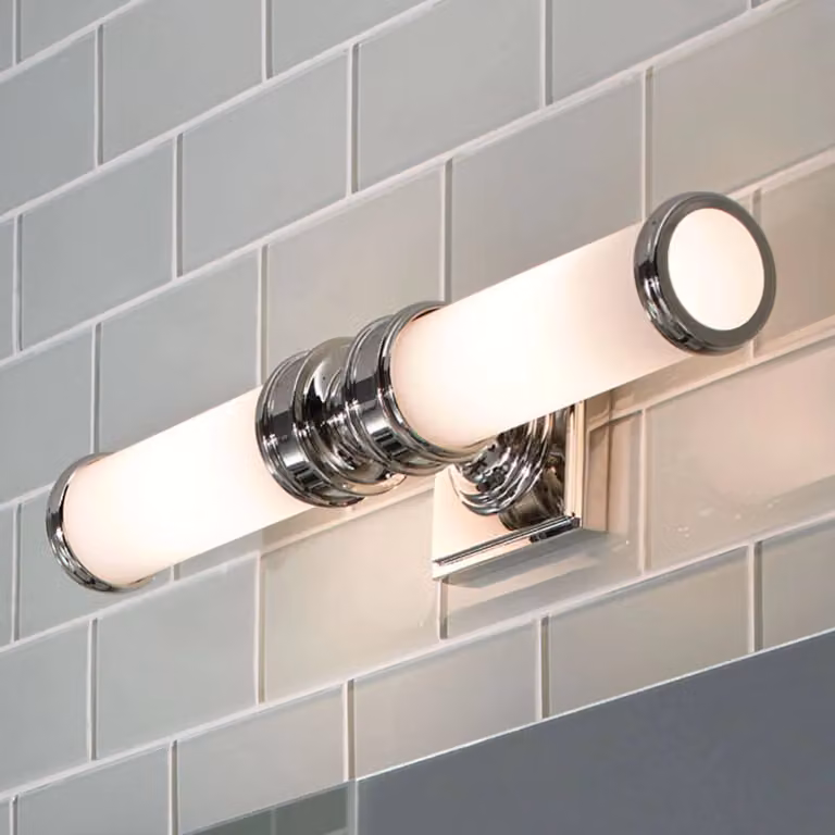 Aplique de pared Payne de FEISS en cromo y vidrio opalino, atenuable e IP44 para baño