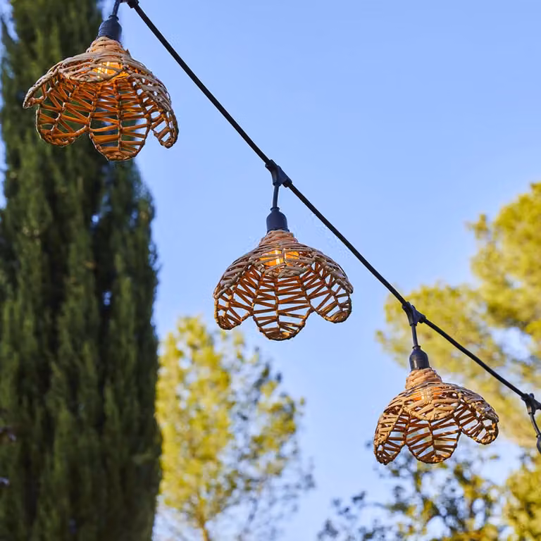 Guirnalda de exterior Lumisky Flower beige con 7 luces LED E27 de 700 lm, conectable e IP64, longitud 6 m