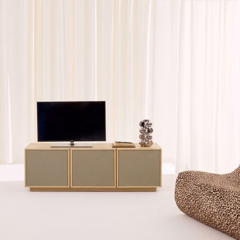 Mueble de TV Sweeek moderno con 3 puertas en color marrón y beige, An: 140 cm, Al: 45 cm, P: 43 cm