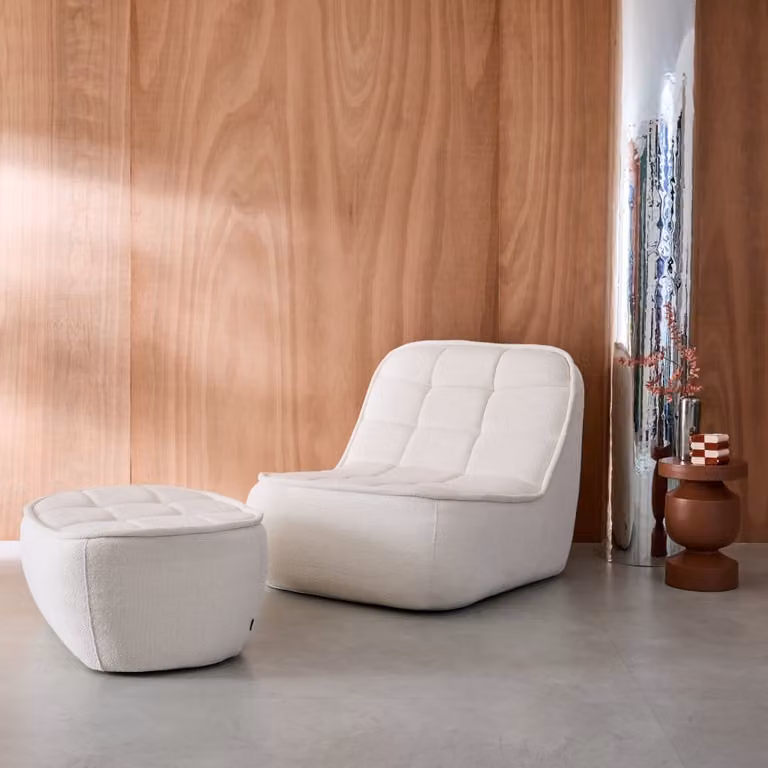 Sillón de borreguito con reposapiés Sweeek en color blanco roto y beige