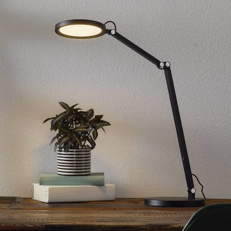 Lámpara de mesa LED Regina de Fabas Luce, modelo flexo atenuable en color negro para oficina o despacho