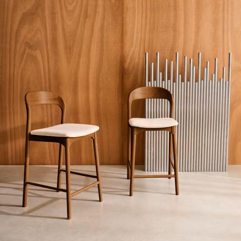 Set de 2 taburetes de bar vintage SWEEEK de madera de hevea y tela, color nogal y beige, An/P/Al: 58.8 x 46.5 x 95.5 cm