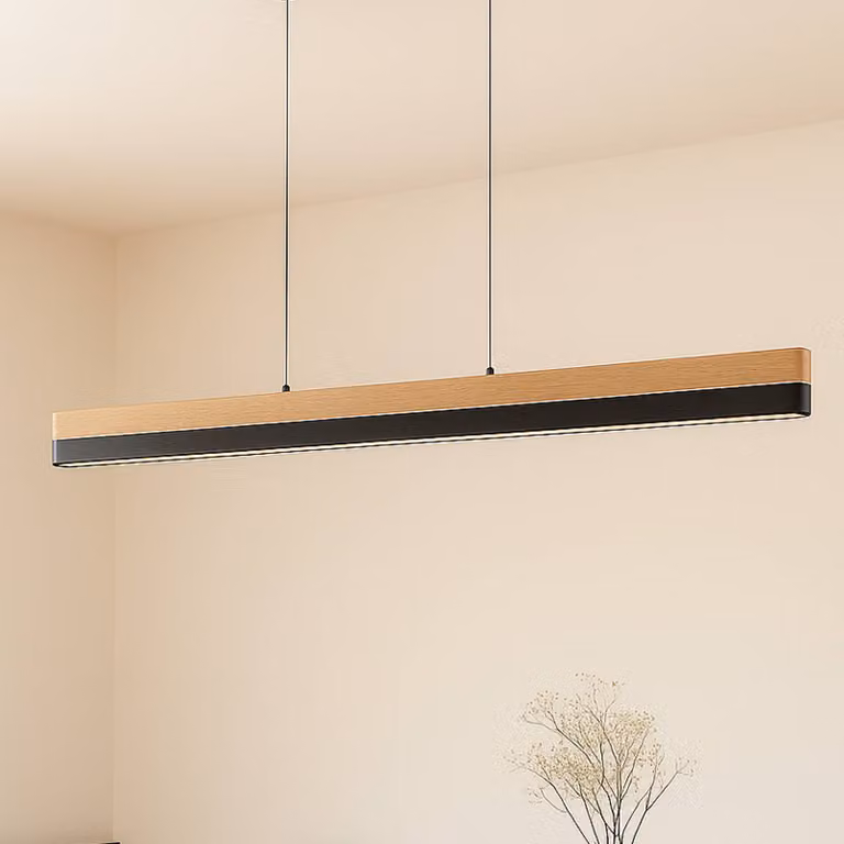 Lámpara colgante Holven de Lucande en madera y metal negro, atenuable y con tecnología LED para salón o comedor