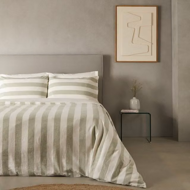 Juego de funda nórdica y fundas de almohada Orson de El Corte Inglés, diseño de rayas minimalista en color verde, confeccionado en lino y algodón transpirable para adultos