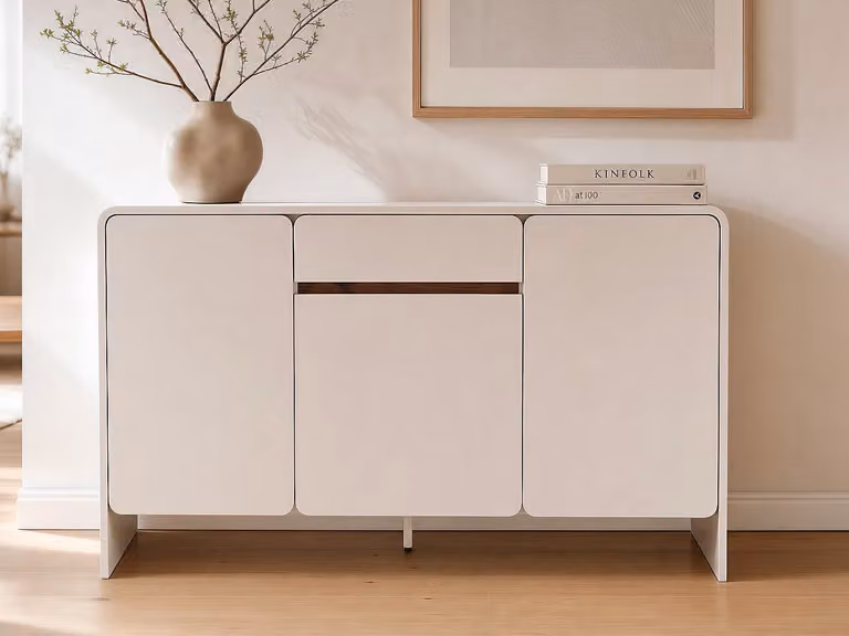 Aparador DYSARA con 3 puertas y 1 cajón en color beige, diseño minimalista para salón