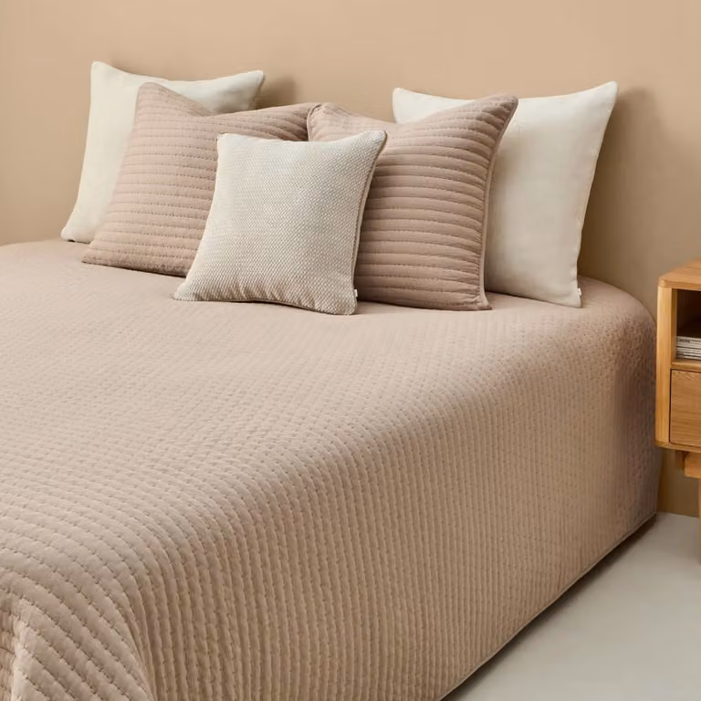 Colcha acolchada Textura Interiors con diseño de rayas en color gris piedra para cama de 80-90 cm