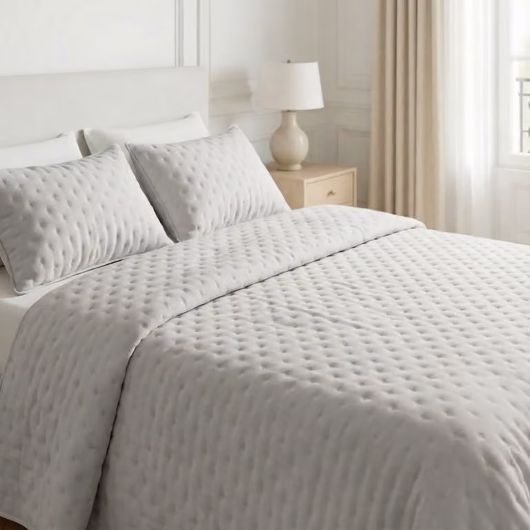 Colcha acolchada extrasuave de microfibra lisa en color gris plata para cama de 180 cm (An/P: 280 x 270 cm)
