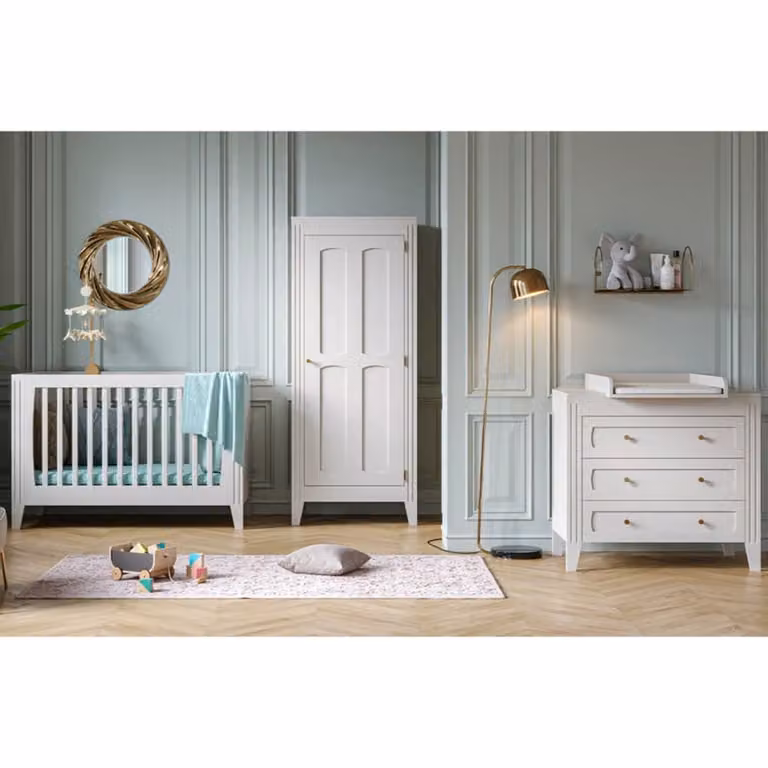 Set de dormitorio infantil Vox con cuna, armario, cómoda y cama en color blanco y beige con detalles dorados