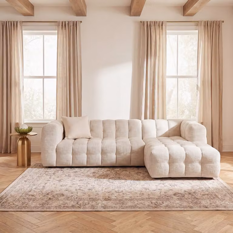Sofá de 4/5 plazas con chaise longue derecho Maison du Monde en tela beige de estilo moderno con cojines incluidos