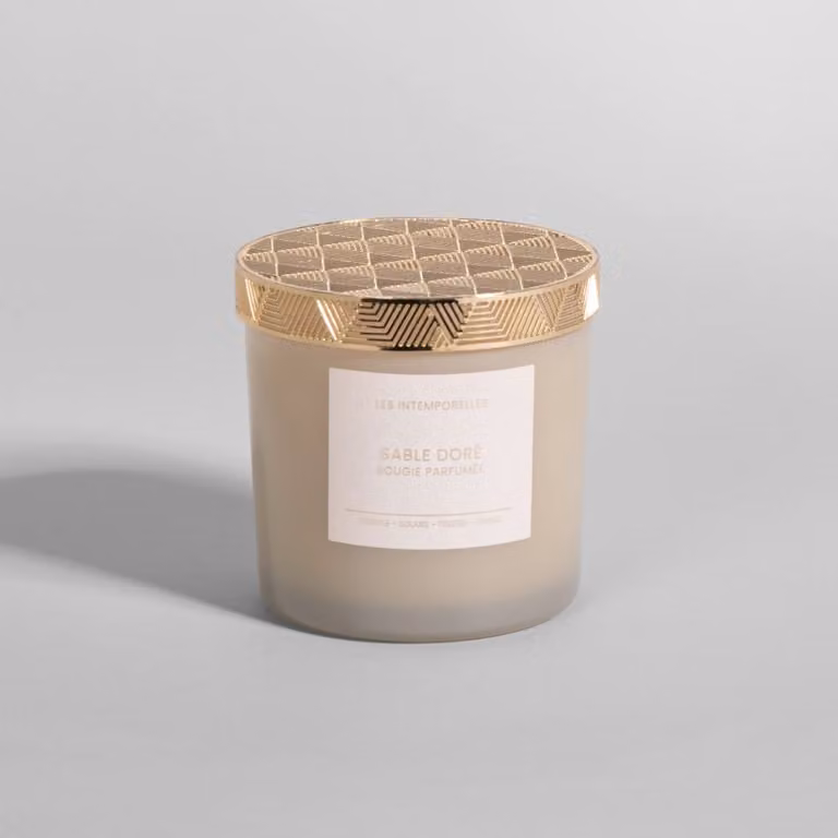 Vela perfumada de columna Maisons du Monde aroma arena dorada en colores beige y dorado