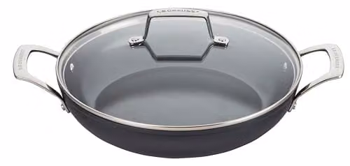 Cacerola baja Le Creuset de aluminio con revestimiento cerámico antiadherente y tapa de vidrio en color negro