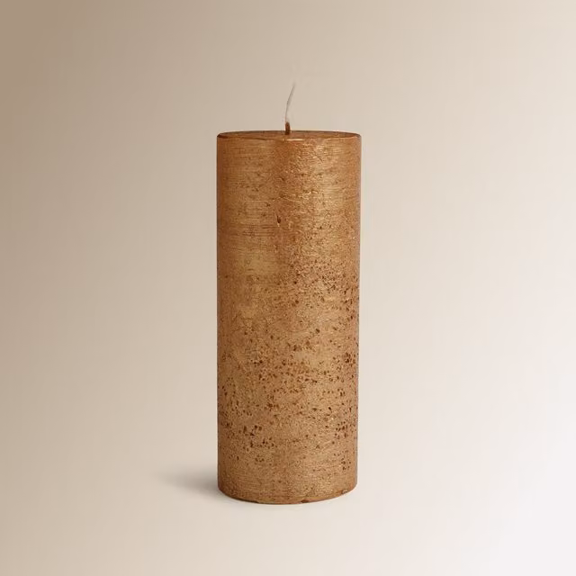 Vela de columna clásica El Corte Inglés en color dorado para mesa