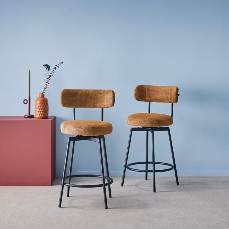 Set de 2 taburetes de bar SWEEEK con asiento giratorio de 360 grados en tela y metal, color camel, An/P/Al: 45 x 50 x 92 cm