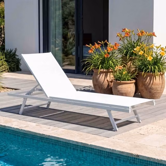 Tumbona plegable Tahiti Oviala en color blanco con estructura de acero y tejido textilene con reposacabezas ajustable