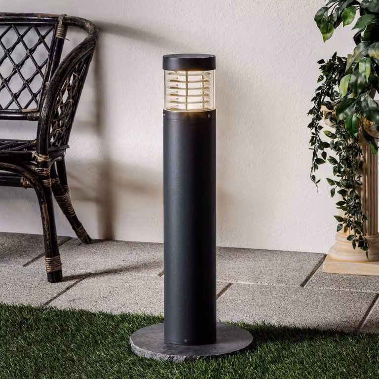 Baliza LED Lucande LUCIUS para exterior en color negro y aluminio con acabado moderno