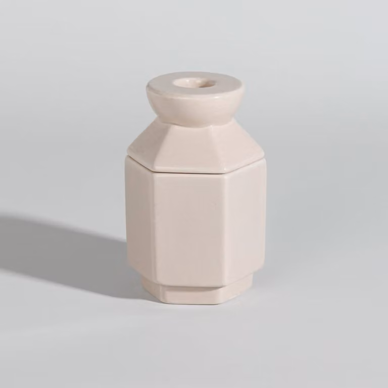 Vela perfumada Vainilla de cachemira de Maisons du Monde con portavelas de cerámica beige