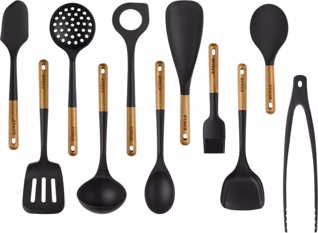 Set de 11 utensilios de cocina Staub en silicona y madera color negro con resistencia al calor y diseño antrayaduras