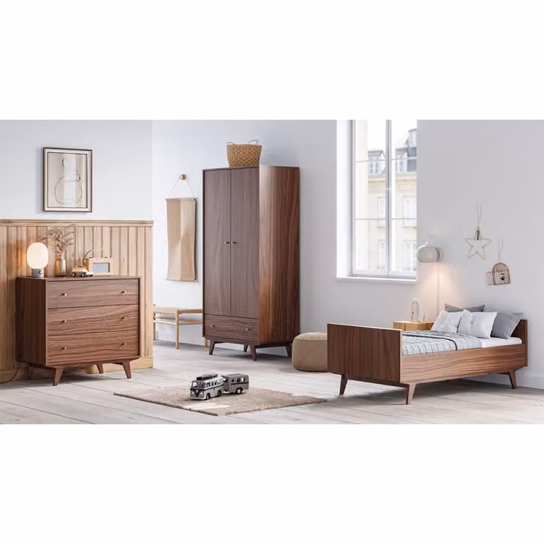 Set de dormitorio completo Vox para bebés en color marrón con diseño mid century, incluye cuna de 70 x 140 cm, cama, cómoda y armario de madera de ingeniería con cajones de cierre suave