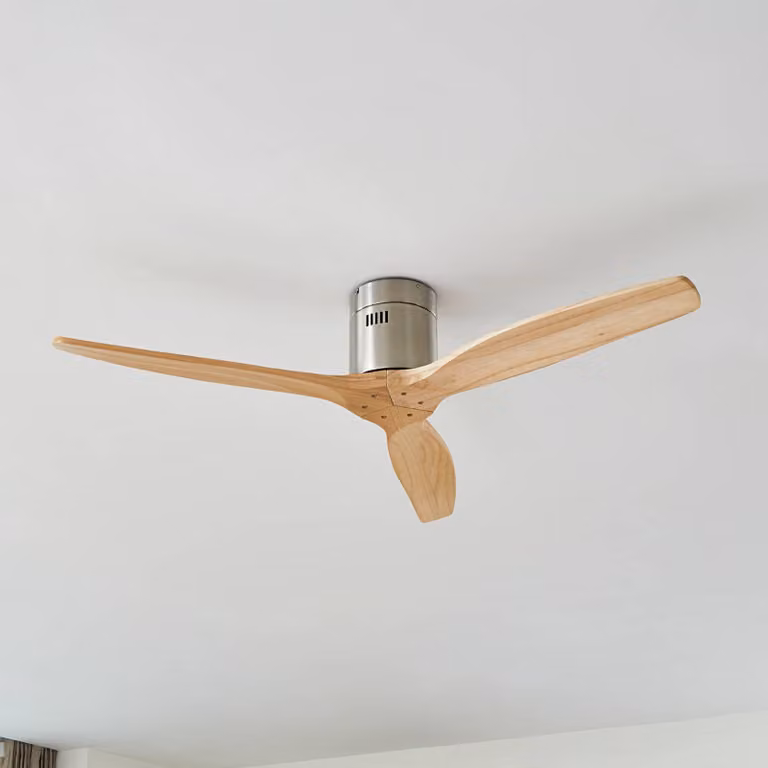 Ventilador de techo Lucande Vindur en color plata y madera clara, diseño moderno y silencioso