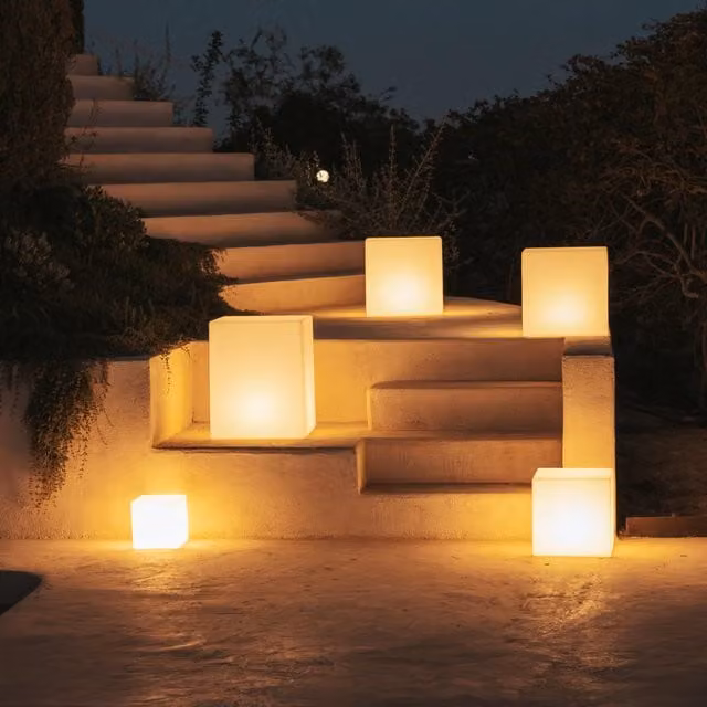 Lámpara de mesa solar Newgarden Cuby blanca con LED RGBW, regulable y sensor crepuscular, IP65, An/P/Al: 43 x 43 x 53 cm