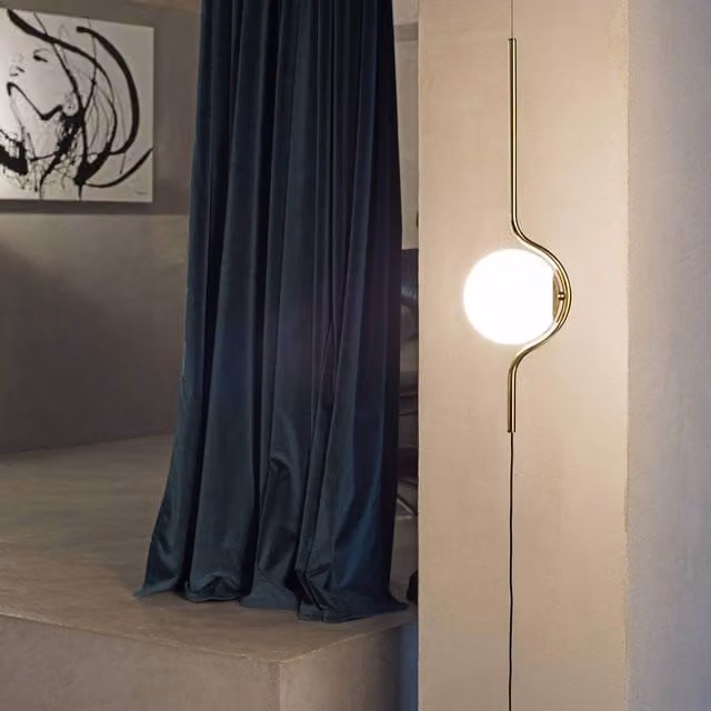 Lámpara colgante Levita de Faro en color blanco y dorado con acabado en metal y cristal