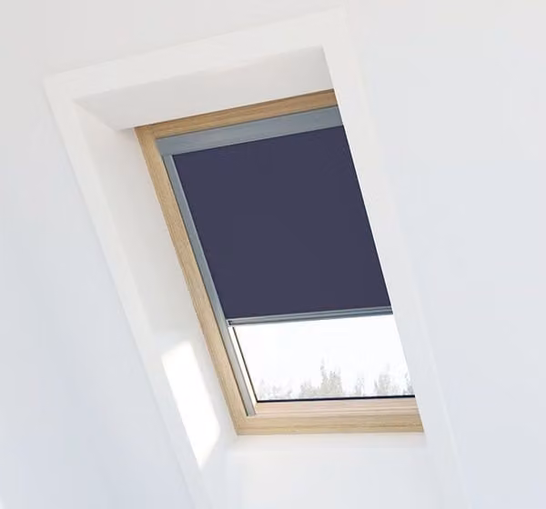Estor opaco térmico Avosdim compatible con Velux MK08 en azul y marco gris