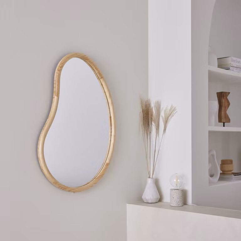 Espejo de pared orgánico Sweeek de madera en color marrón y beige, 85 cm