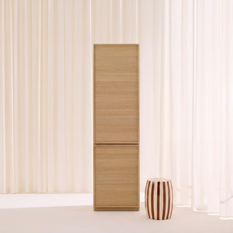 Armario de dormitorio Sweeek con 2 puertas batientes y estantes internos, efecto madera color arena, An/P/Al: 55 x 44,5 x 180 cm
