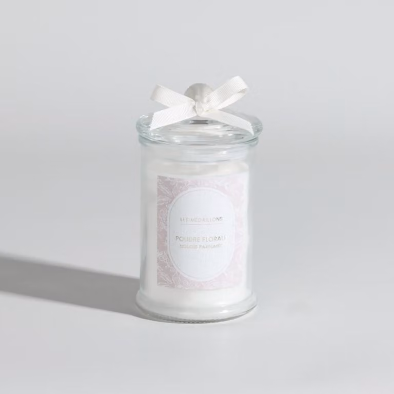 Vela votiva de Maisons du Monde en vaso de vidrio blanco con aroma Corazón Floral