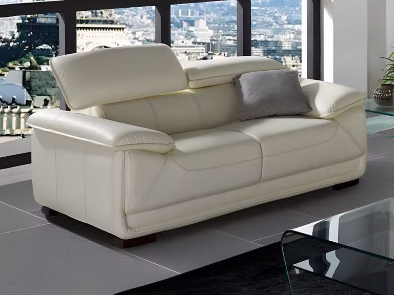 Sofá de 2 plazas Macelo de piel en color blanco con estructura de madera sólida y reposacabezas ajustable