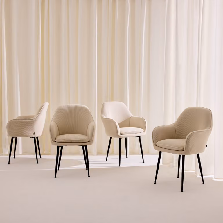 Set de 4 sillones Shella de Sweeek en terciopelo blanco con patas de metal negro, An/P/Al: 57 x 59 x 84.5 cm
