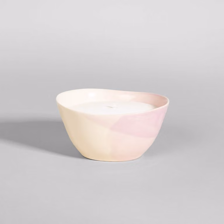Vela perfumada de cerámica Maisons du Monde con aroma flor de las dunas en colores beige y rosa
