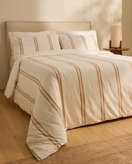 Juego de funda nórdica y fundas de almohada River de El Corte Inglés - Room - Lino y algodón con rayas en color beige