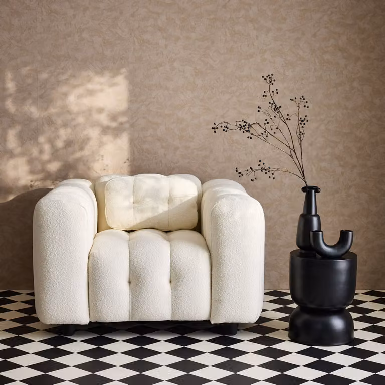 Sillón moderno de la marca Sweeek tapizado en tejido borreguito color crema con reposabrazos para salón