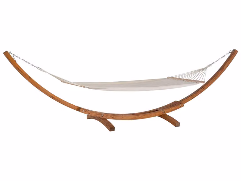 Hamaca de algodón con soporte Beliani en color marrón para adultos con estructura de madera de alerce y estilo boho para jardín, terraza o balcón