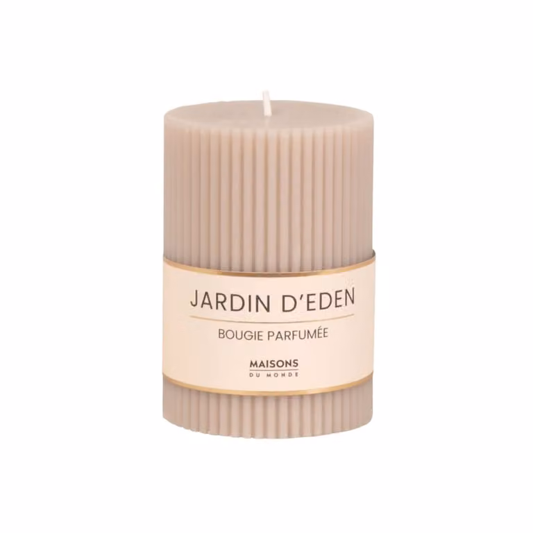 Vela perfumada de cera estriada Maisons du Monde con notas florales, frutales y amaderadas en color gris topo, 340 g