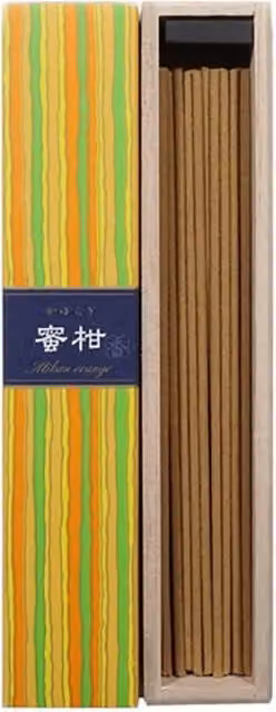 Varillas de incienso japonés Kayuragi Mikan con aroma cítrico y frutal en tonos naranja y marrón