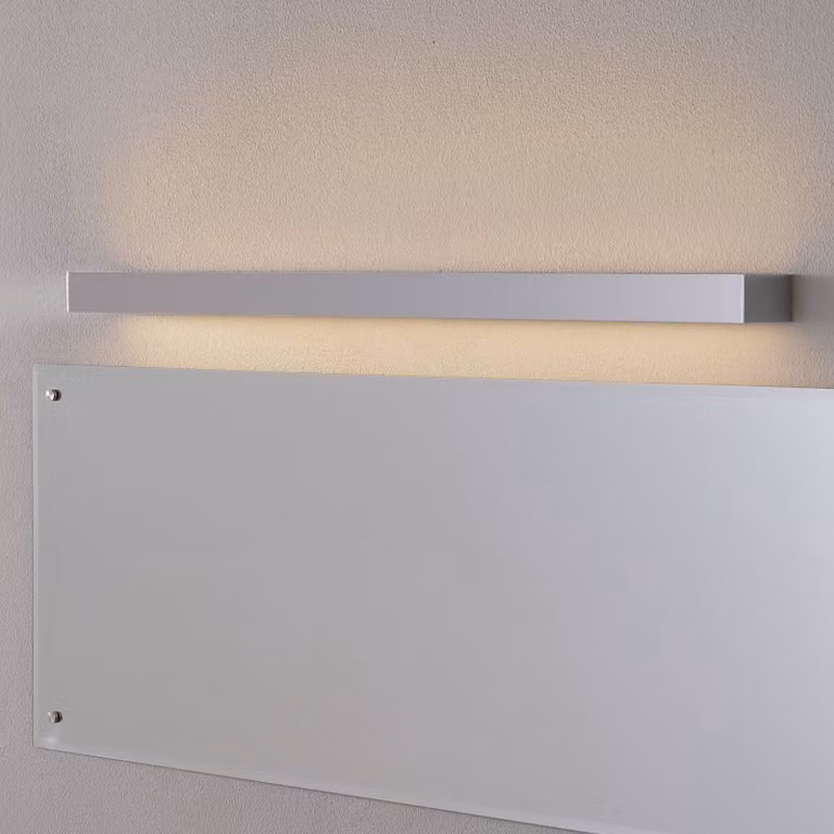 Aplique de pared LED Helestra Theia para cuarto de baño, acabado cromo y plata con diseño moderno